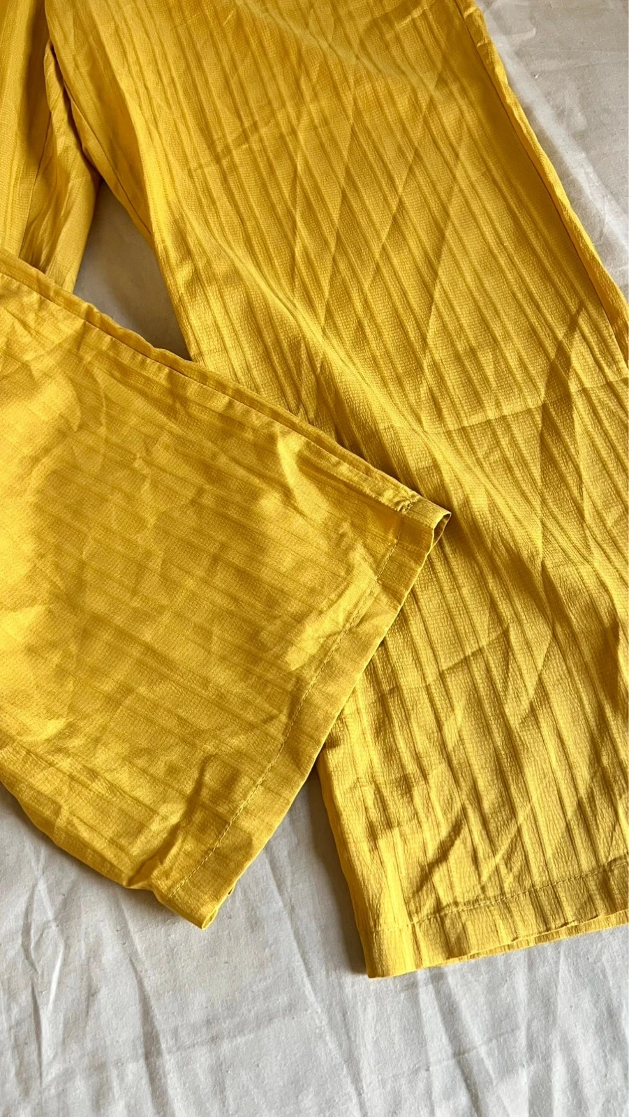 Macacão amplo amarelo mostarda brilhante. – photo 3